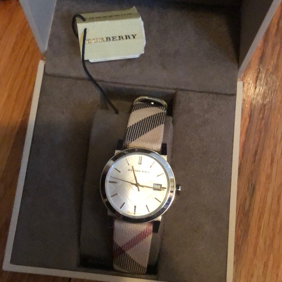 Authentic Burberry Watch- rarely worn - Picture 2 of 6
